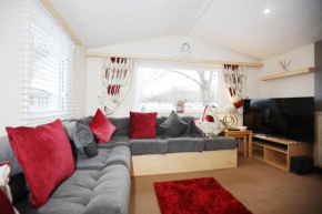 Stunning ST1 Lodge at Hoburne Cotswold, Breathtaking Views Over Mallard Lake